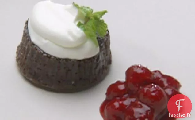 Gâteaux Chauds au Chocolat Garnis de Quenelle à la Crème Sure et Sauce aux Framboises