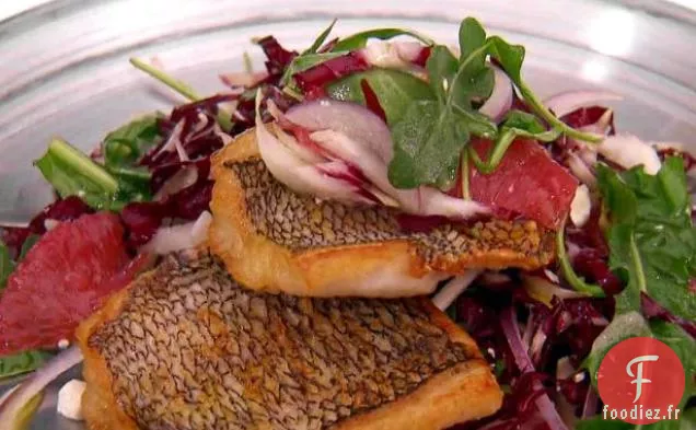 Bar Noir Poêlé avec Légumes Verts Amers, Salade de Fenouil, Pamplemousse et Feta