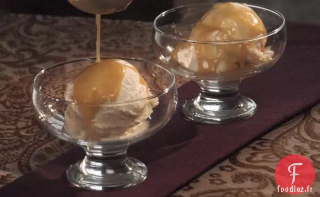 Glace à la Vanille avec Sauce au Caramel au Beurre de Bourbon