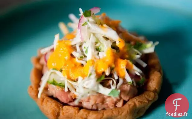 Sopes avec des Haricots Frits au Chorizo et une salade de Chou acidulée