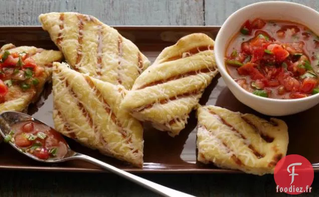 Lanières de Pain Plat Grillé à l'Ail avec Sauce Tomate Fraîche