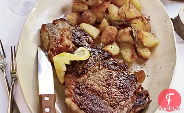 Steaks d'Entrecôte Grillés avec Pommes de Terre au Romarin Rôties