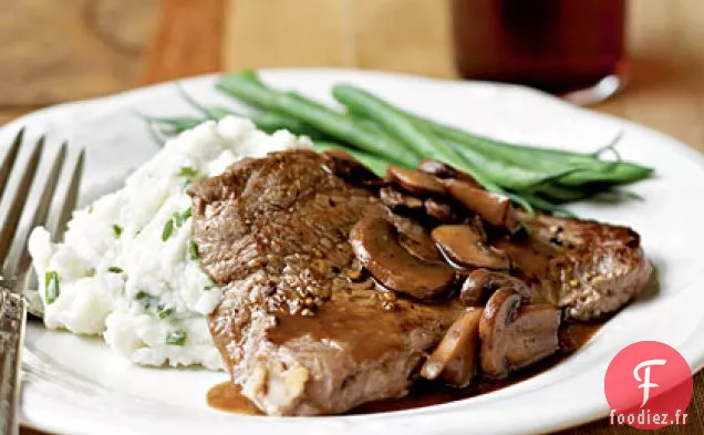 Steaks de Surlonge à la Sauce aux Champignons et Pommes de terre à l'Ail et à la Ciboulette