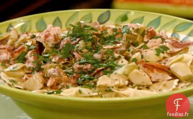 Noeuds Papillon à la Pancetta, au Saumon Grillé et aux Artichauts, et Légumes Verts Mélangés à la Vinaigrette au Poivre Russe
