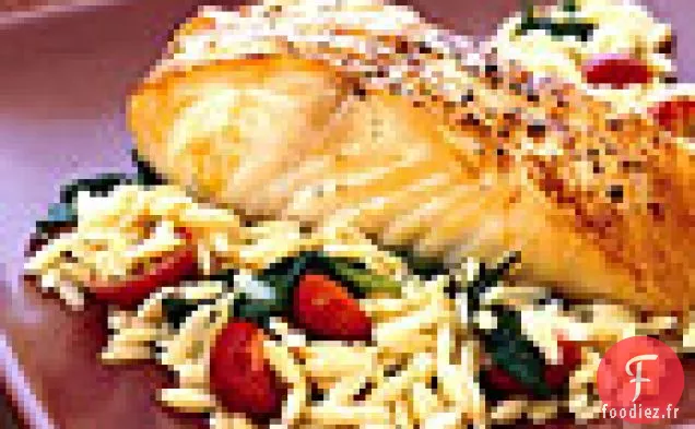 Flétan cuit au four avec de l'Orzo, des Épinards et des tomates Cerises