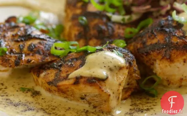 Poitrine de Poulet Frottée aux Seize Épices avec Sauce au Vinaigre de Poivre Noir et Salade d'Oignons Verts