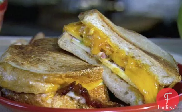 Sandwich aux Pommes Grillées, Bacon et Cheddar avec Mayo à l'Oignon Rouge Rôti
