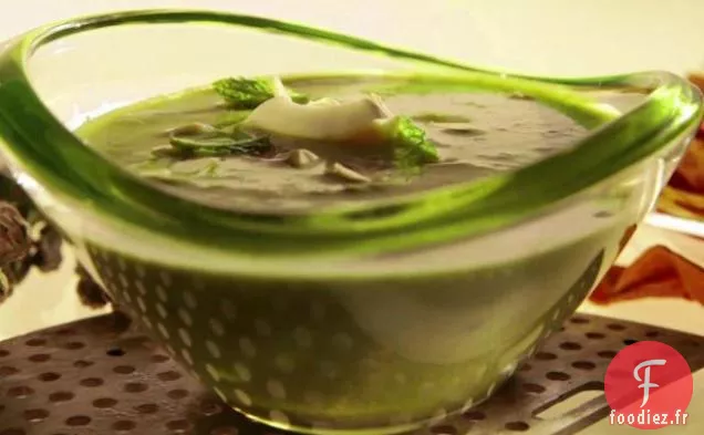 Soupe d'Asperges Presque Crue au Yogourt et aux Amandes