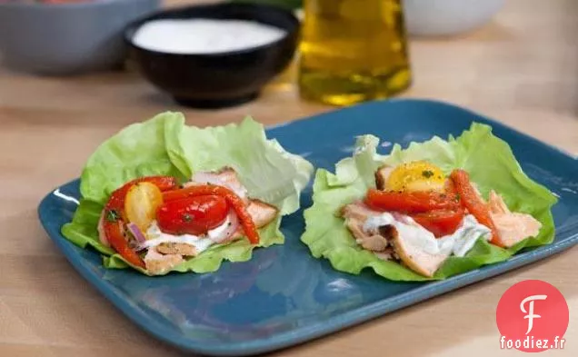 Gyro de Saumon avec Relish Tomate-Poivron Rouge et Tzatziki aux Herbes Épicées