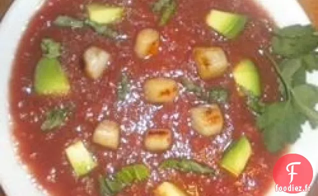 Soupe de Tomates Fraîches avec Pétoncles Poêlés, Avocat et Basilic déchiré