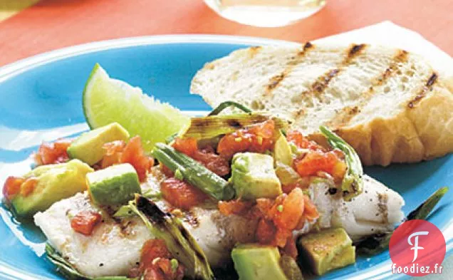 Flétan grillé avec Oignon, Tomates Épicées et Avocat
