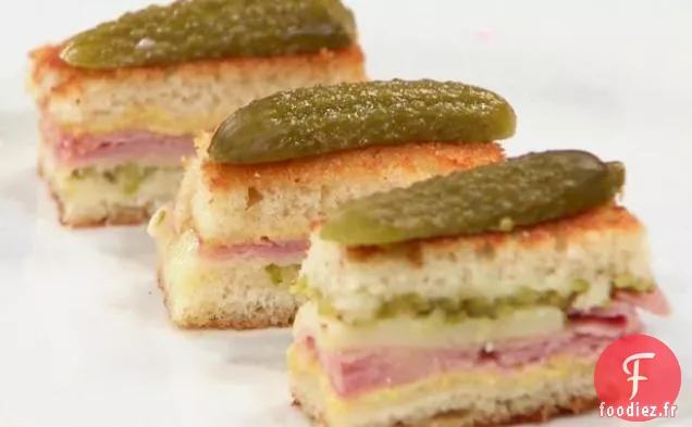 Mini Sammies Grillées au Gruyère et Jambon avec Cornichons