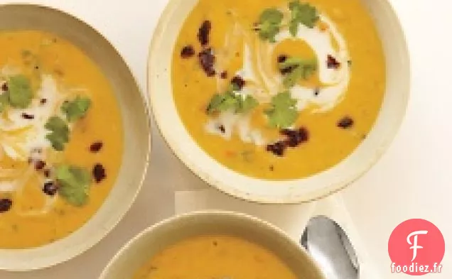 Soupe De Lentilles Rouges Au Curry Avec Cerises Séchées Et Coriandre
