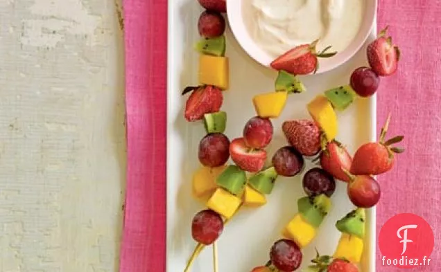Brochettes De Fruits Surgelés Avec Trempette Au Miel Et Au Yogourt