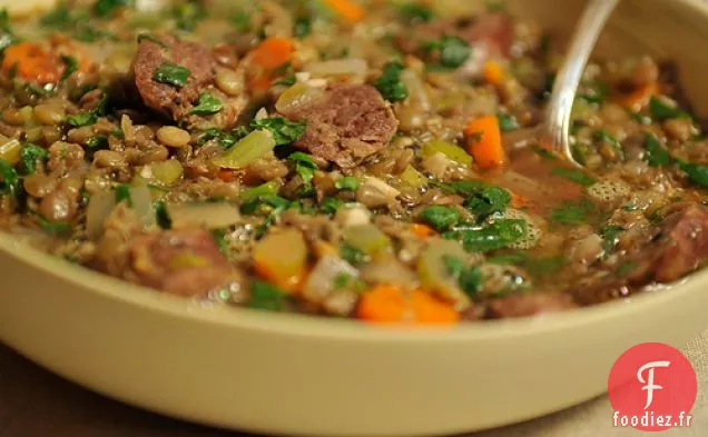 Soupe Aux Lentilles Et Aux Saucisses Pour Une Froide Nuit D'Hiver