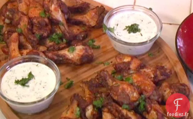 Ailes de Poulet Frottées aux Cinq Épices Chinoises Épicées avec Sauce Crémeuse à la Coriandre