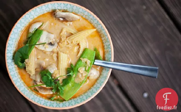 Soupe Thaïlandaise Au Curry Rouge Et À La Noix De Coco Avec Des Légumes