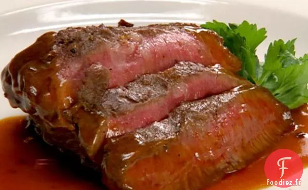 Steak de Flatiron aux Pommes de Terre Rouges aux Herbes, Marmelade d'Oignons Rouges et Demi-Glace au Vin Rouge
