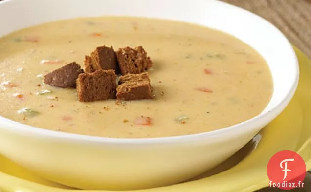 Soupe au Fromage Canadien avec Croûtons de Pumpernickel