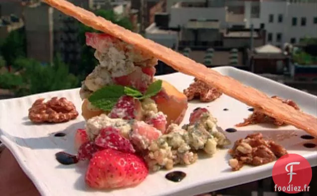 Pêches d'Été Pochées avec Salade de Fraises Stilton