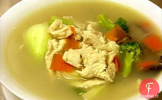 Faire glisser des Nouilles avec du Bœuf et des Germes de Soja dans la Soupe