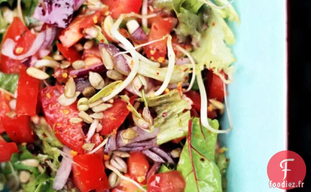 Tomates, Feuilles Mélangées Et Germes De Haricots Mungo