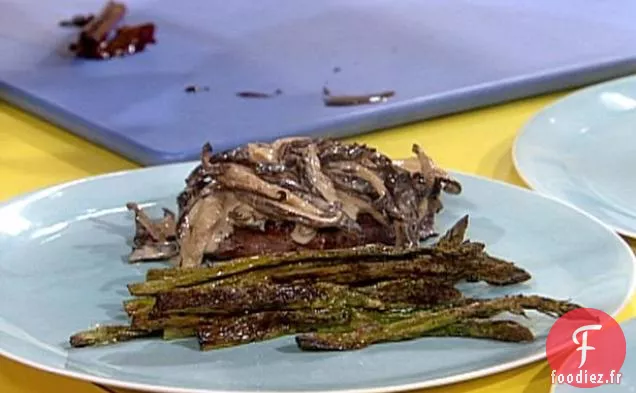 Filet Mignon en Croûte de Poivre avec Crème de Champignons et Asperges Rôties