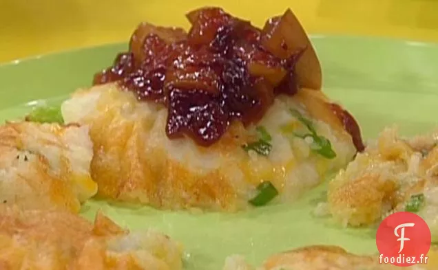 Gâteaux Brisés aux Pommes de Terre et au Cheddar avec Sauce aux Pommes Cran Tiède