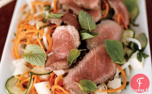 Salade de Jicama, Kirby et Carottes avec Agneau carbonisé