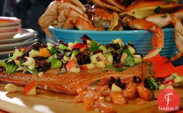 Saumon Fumé à Chaud avec Salade de Pommes, Cerises Séchées, Noisettes et Légumes Verts et Vinaigrette au Cidre de Pomme