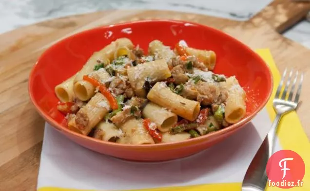 Rigatoni avec Saucisse de Poulet Épicée, Asperges, Aubergines et Poivrons Rôtis