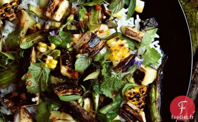 Salade De Légumes Grillés Et De Riz Avec Vinaigrette Sauce Poisson