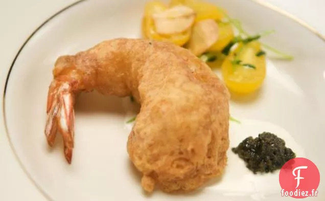 Crevettes au Babeurre avec Caviar d'Esturgeon de Californie et Crème Fraîche Sur Pousses de Pois et Salade de Tomates