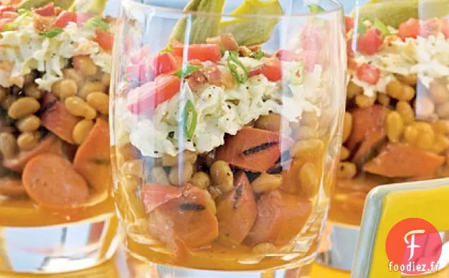 Salades Barbecue En Couches Avec Des Hot-Dogs Grillés