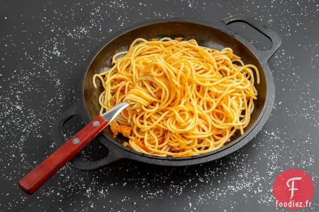 Spaghetti au Poulet et Sauce aux Arachides Thaïlandaises