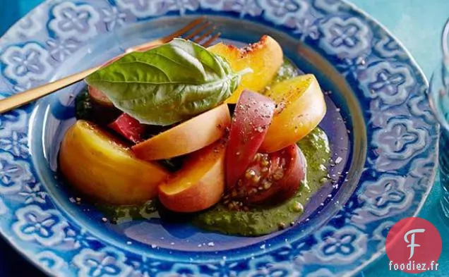 Salade de Tomates et de Pêches au Basilic