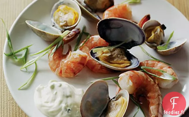 Crevettes et Palourdes Cuites à la vapeur de Cèdre avec Mayonnaise à l'Oignon