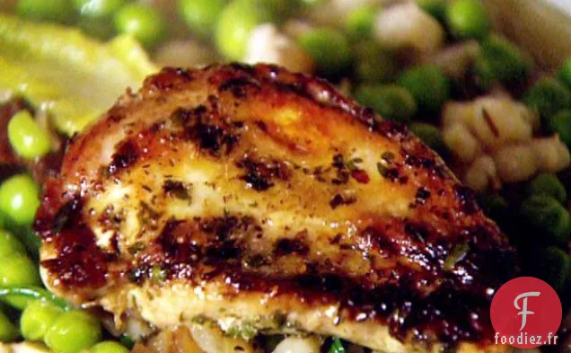 Perdrix Poêlée avec un Délicat Ragoût d'Orge Perlé, de Pois et de Laitue