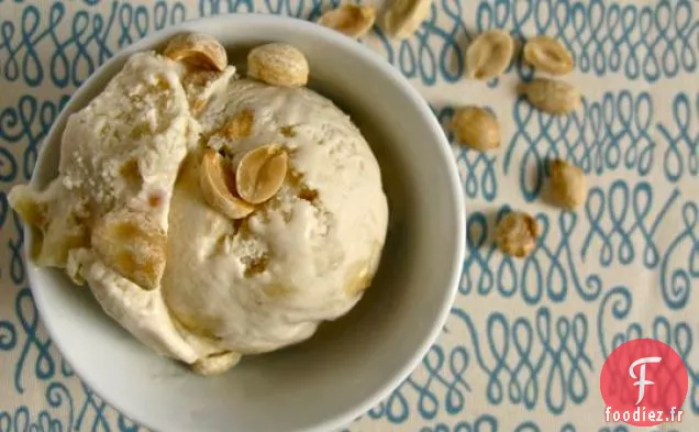 Crème Glacée Au Beurre D'Arachide Avec Des Morceaux De Banane