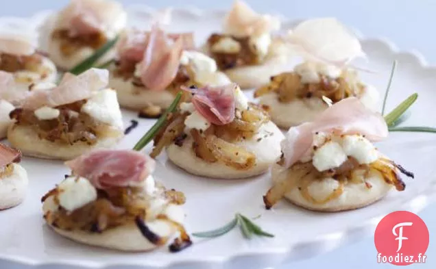 Pizzettes aux Oignons Caramélisés, Fromage de Chèvre et Prosciutto