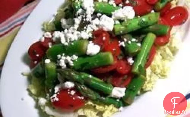 Salade d'Asperges Fraîches, de Tomates et de Feta
