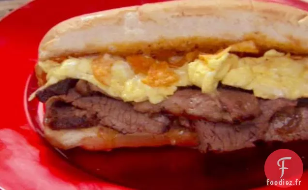 Hachoir à Poitrine de Boeuf avec Glaçage à 3 Grains de poivre, Mayo à la Sauce à Steak et Œufs brouillés au Cheddar