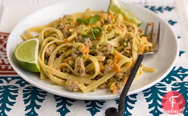 Nouilles Épicées Aux Arachides Avec Porc Et Légumes Râpés
