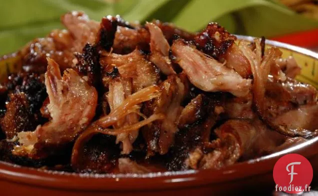 Épaule de Porc Fumée Lente avec Salade de Chou Napa et Fresque Queso