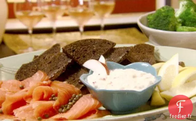 Saumon Fumé à la Crème de Pomme-Raifort et Pain Noir