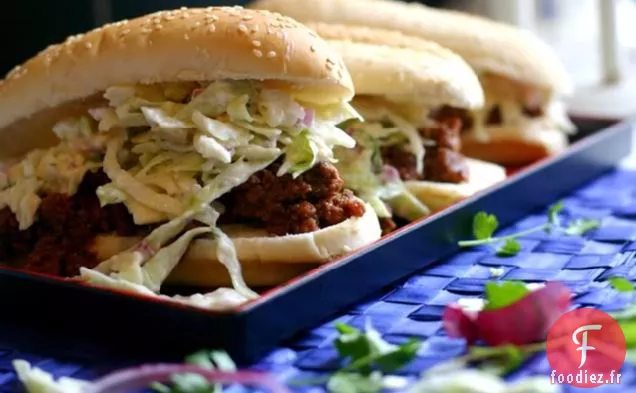 Hamburgers Thaïlandais Bâclés Avec Salade De Chou à La Coriandre Et aux arachides