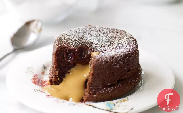 Gâteau au Chocolat Fondu avec Garniture au Beurre d'Arachide