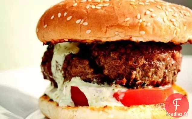 Hamburgers Grillés aux Deux Fromages avec Vinaigrette à l'ail