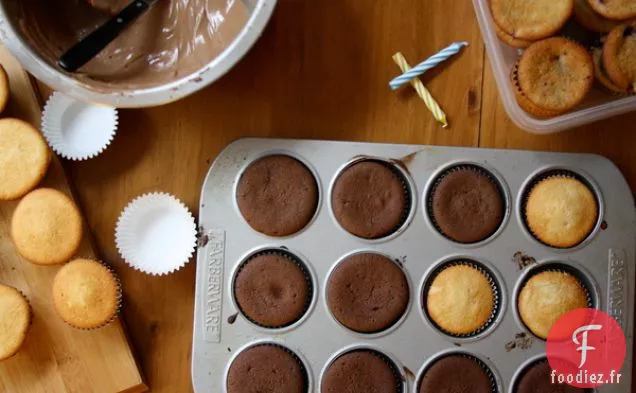 Cupcakes Aux Framboises Au Beurre Jaune Et Crème Au Beurre De Cacahuète