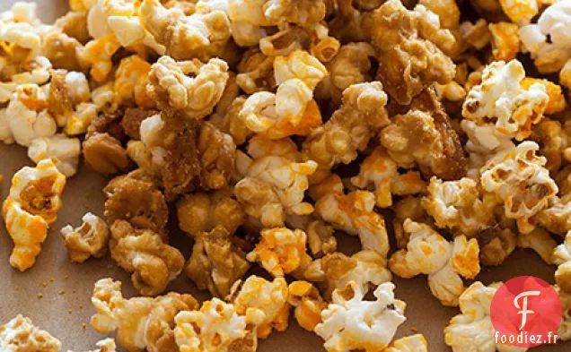 Mélange De Pop-Corn Au Cheddar Et Au Caramel